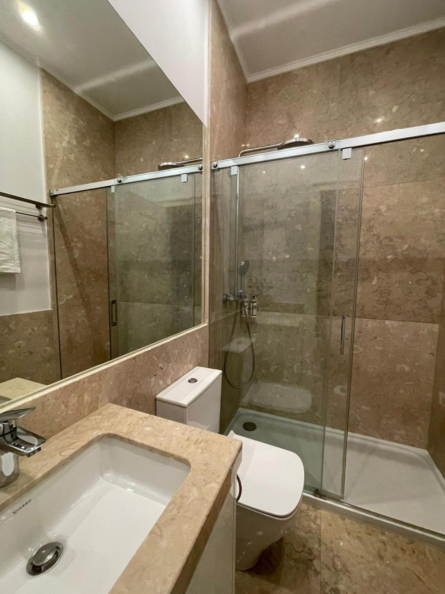 Double Room With Private Wc In Shared House In Downtown Lissabon Buitenkant foto